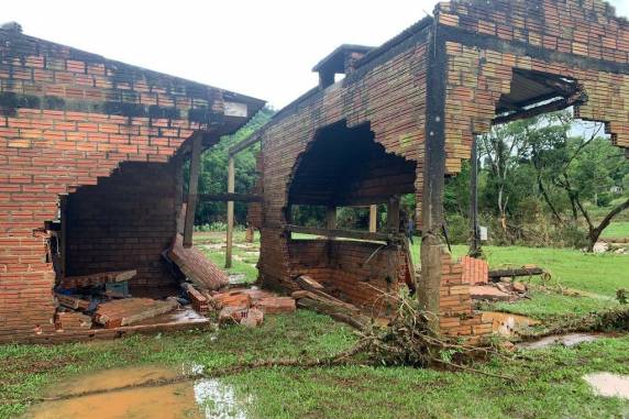 Após enxurrada, sábado é de reconstrução em Barra do Rio Azul - foto 5