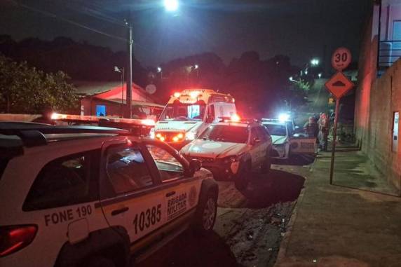 A vítima, uma mulher de 19 anos, foi morta a tiros na noite de sexta-feira (3)