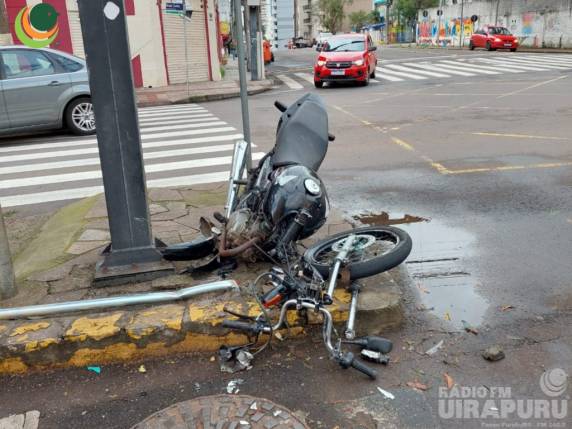As duas vítimas foram encaminhadas ao Hospital de Clínicas (HC), estáveis.