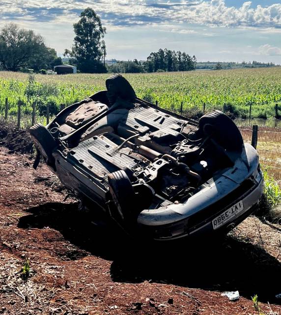 Idosa capota veículo em estrada de chão em Santo Antônio das Missões - foto 3