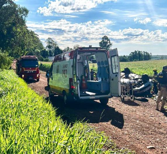 Idosa capota veículo em estrada de chão em Santo Antônio das Missões - foto 2