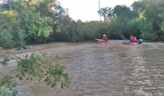 Corpo da vítima foi encontrado submerso e preso dentro da cabine do veículo