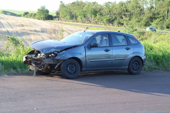 Colisão envolve caminhonete e carro no trevo do Citegem - foto 2