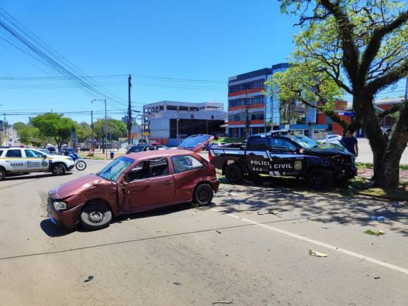 Com o impacto da colisão a viatura bateu em uma árvore no canteiro central. Ambos os veículos deram perda total.