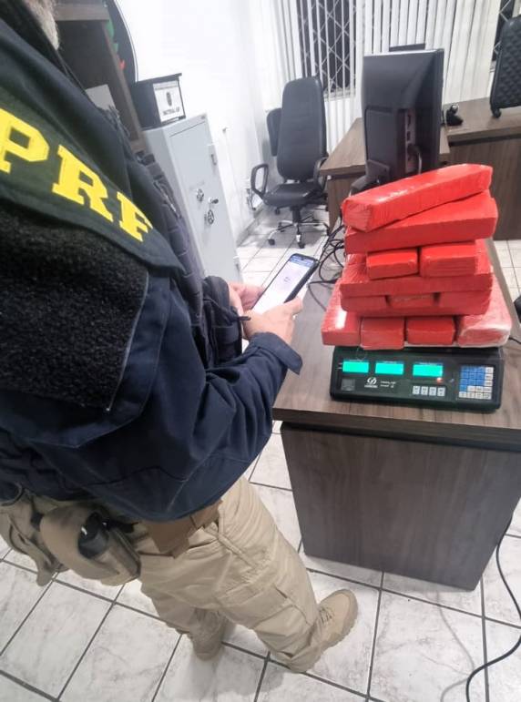 Adolescente é apreendida com maconha em carro de aplicativo de carona na BR-101 - foto 2