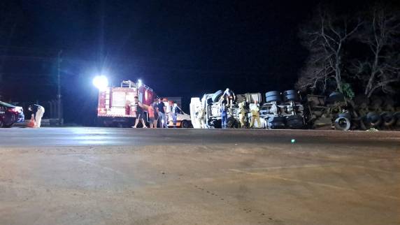 Carreta com carga de arroz tomba na BR-285 em Ijuí - foto 3