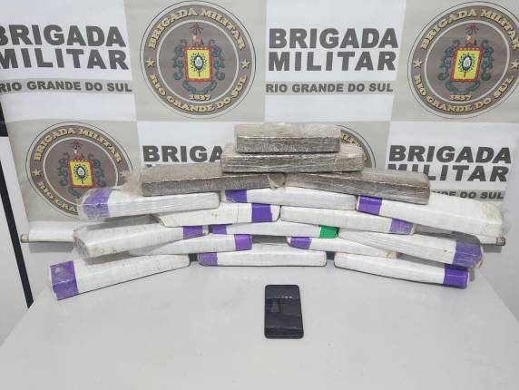 Durante a revista veicular foram localizados no porta malas do veículo 17 tijolos de maconha pesando aproximadamente 16 quilos de maconha.