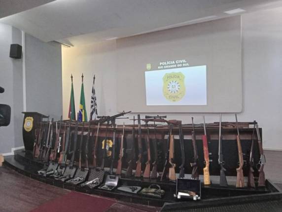 Especialistas da Brigada Militar e do Corpo de Bombeiros foram acionados para recolhimento do material explosivo; local foi liberado por volta das 17h30min