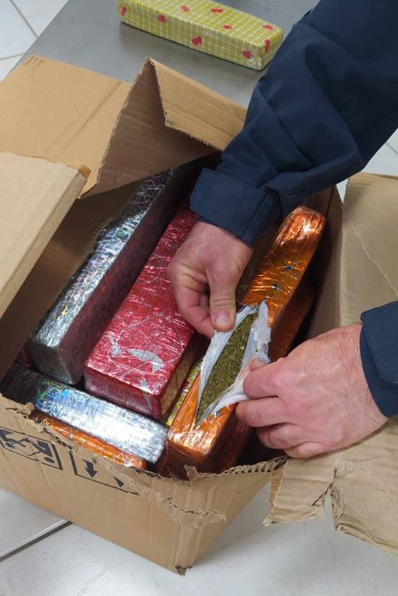 PRF encontra 100 kg de maconha em carro envolvido em acidente na BR-101 - foto 3