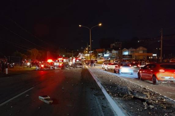 Acidente com três carros na BR-116, em Caxias do Sul, deixa três feridos - foto 3