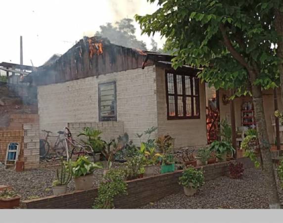 O fogo causou destruição a uma casa de alvenaria de 70 metros quadrados na tarde desta quarta-feira