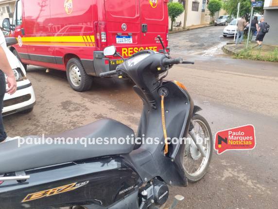Mulher fica ferida em acidente entre carro e moto no Centro de Três de Maio - foto 2