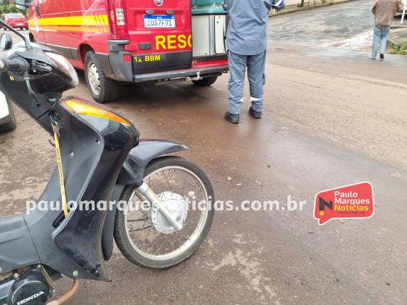 Mulher fica ferida em acidente entre carro e moto no Centro de Três de Maio - foto 4