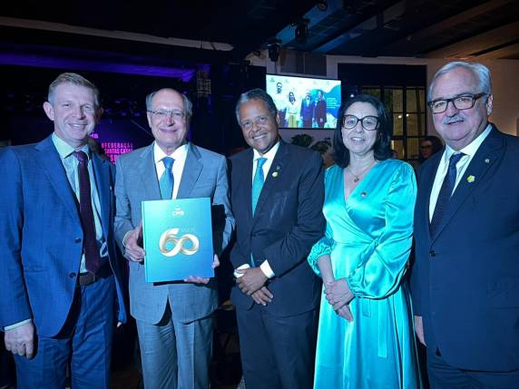 A Diretora Geral do Hospital Vida e Saúde e vice-presidente da Federação das Santas Casas e Hospitais Filantrópicos do RS, Vanderli de Barros, participou do evento