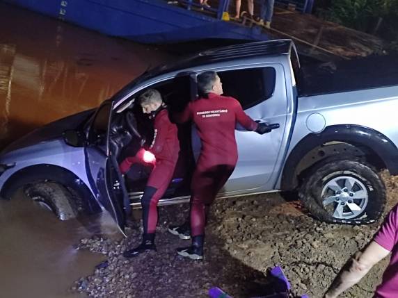Mergulhadores do Corpo de Bombeiros e uma máquina da prefeitura local retiraram a picape da água. Dentro dela, havia grande quantidade de maconha que, após a secagem, pesou 776 quilos. 