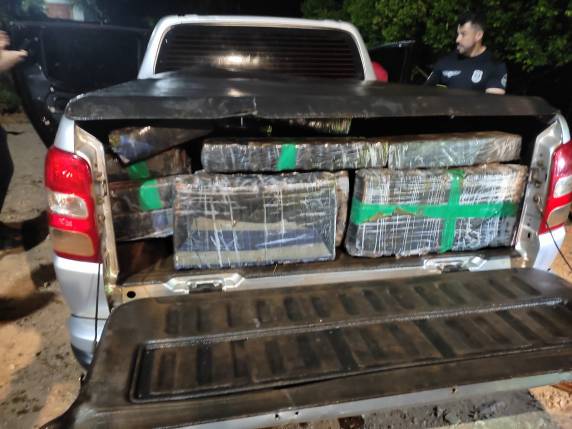 Mergulhadores do Corpo de Bombeiros e uma máquina da prefeitura local retiraram a picape da água. Dentro dela, havia grande quantidade de maconha que, após a secagem, pesou 776 quilos. 