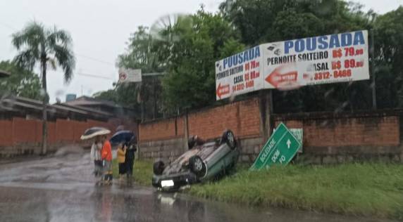 O motorista relatou que estava indo para sua casa quando perdeu o controle do veículo, sem envolvimento de outro.