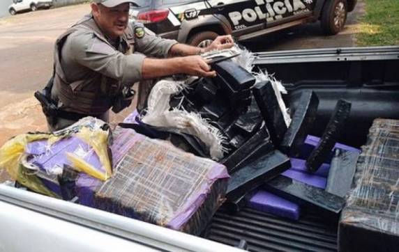 A droga era transportada em uma caminhonete. O motorista foi preso em flagrante por tráfico