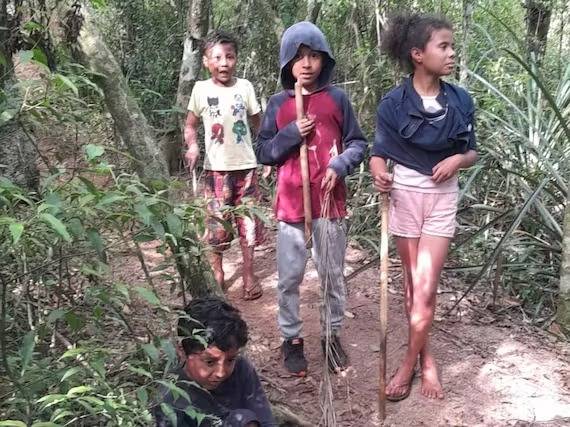 Alessandra, mãe do menino Everton Meireles, 9 anos, que é primo das outras três, disse que é uma sensação de felicidade, de todos os sentimentos bons.
- Eu estou abismada, estou em outro mundo. Estou voltando para a realidade. Eu estava tava fora do meu corpo, agora tô voltando.