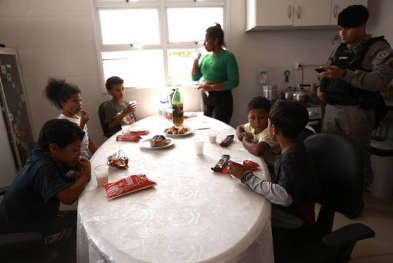 Alessandra, mãe do menino Everton Meireles, 9 anos, que é primo das outras três, disse que é uma sensação de felicidade, de todos os sentimentos bons.
- Eu estou abismada, estou em outro mundo. Estou voltando para a realidade. Eu estava tava fora do meu corpo, agora tô voltando.