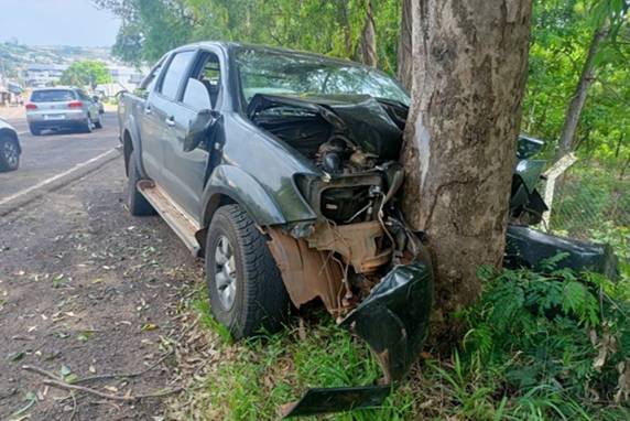 No momento da colisão, a caminhonete estava acoplada a um reboque que transportava um cavalo.