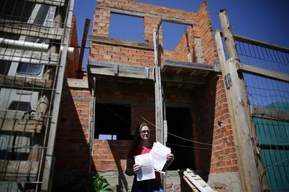 Clientes afirmam que pagaram pela construção dos imóveis, mas dizem que obras nunca foram finalizadas