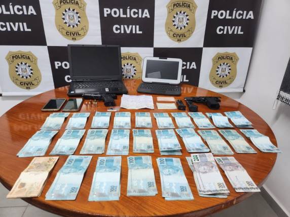 As investigações prosseguem com análise do material apreendido.