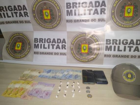 Segundo a guarnição de policiais, o homem carregava consigo 15 buchas de cocaína e R$ 382,00 em dinheiro.