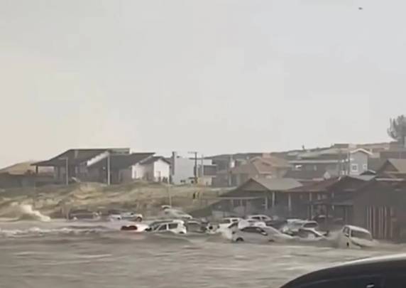 Fenômeno foi confirmado pela Defesa Civil. Segundo o pescador Marcio Goulart Nascimento, a praia do Cardoso, em Laguna, estava cheia e "a maré subiu de repente". Ninguém ficou ferido.