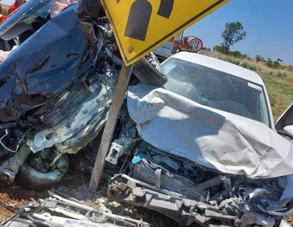 Aparentemente, um dos automóveis invadiu a contramão, acertando o outro em cheio.