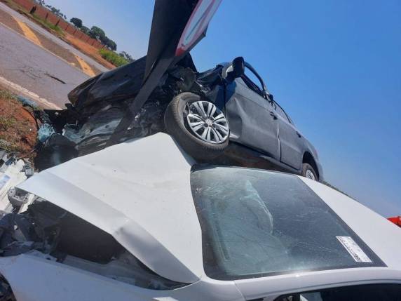 Quatro pessoas, incluindo uma criança, ficam feridas em batida na BR-153 - foto 3
