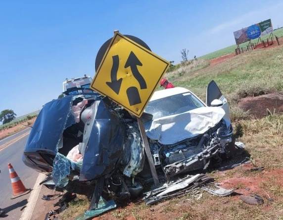 Quatro pessoas, incluindo uma criança, ficam feridas em batida na BR-153 - foto 2