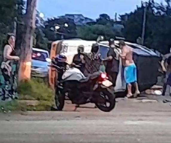 O condutor da S10, surpreendentemente, deixou o local após a colisão, deixando para trás a caminhonete tombada.