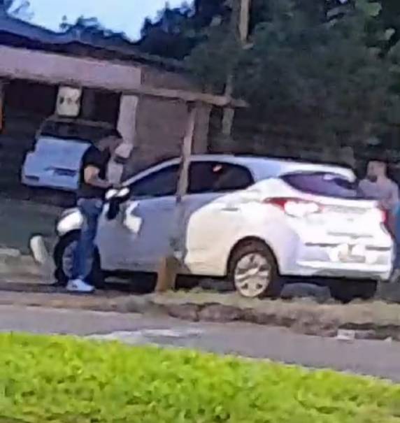 O condutor da S10, surpreendentemente, deixou o local após a colisão, deixando para trás a caminhonete tombada.