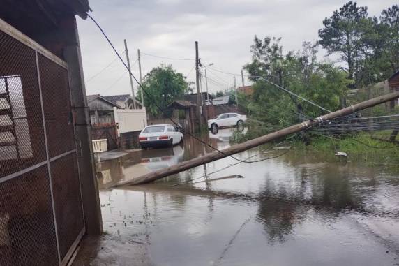 Ao menos 120 casas ficam destelhadas após chuva forte e ventania em Nova Santa Rita - foto 4