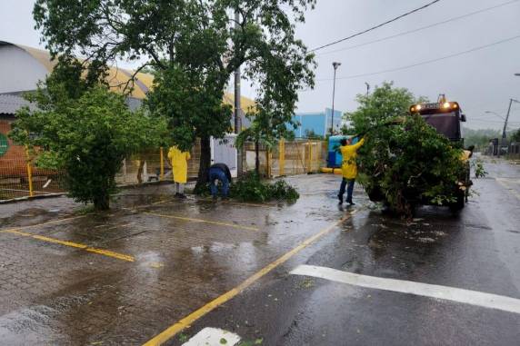 Ao menos 120 casas ficam destelhadas após chuva forte e ventania em Nova Santa Rita - foto 2