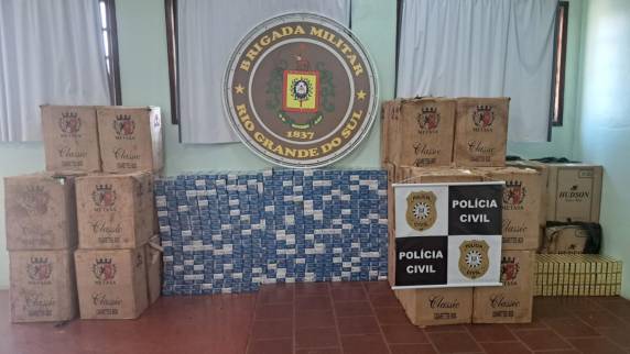 Populares indicaram o local de onde o veículo havia saído, os policiais realizaram diligências em um galpão, onde foram localizados os maços de cigarros e um homem que estava no local foi preso.