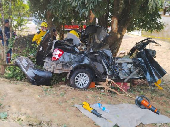 Automóvel Cobalt ficou completamente destruído no acidente na SC-410