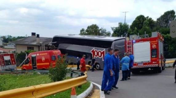 Equipes do Corpo de Bombeiros Militar e do Serviço de Atendimento Móvel de Urgência (SAMU) foram acionados e realizaram os procedimentos de desencarceramento do condutor do veículo
