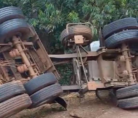Carreta tomba na RS-168 em Bossoroca na região Missioneira - foto 3