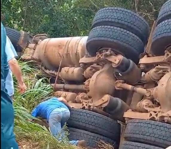 Carreta tomba na RS-168 em Bossoroca na região Missioneira - foto 2