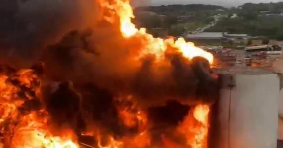 Fogo começou por volta das 6h30min de segunda-feira