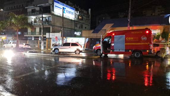 Motorista bate veículo em luminária no canteiro central da Av. 21 de Abril em Ijuí - foto 3
