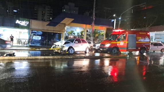 Motorista bate veículo em luminária no canteiro central da Av. 21 de Abril em Ijuí - foto 2