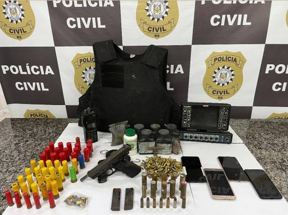 O investigado, que possui envolvimento com organização criminosa que atua na cidade, era monitorado por tornozeleira eletrônica e possui vasta lista de antecedentes policiais