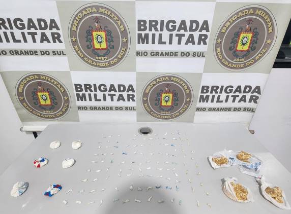 Durante a busca pessoal foram localizados com o suspeito 60 gramas de cocaína, 117  gramas de crack fracionadas.