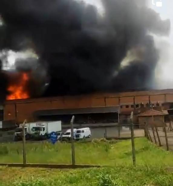 Equipes do Corpo de Bombeiros de Santa Rosa trabalham desde às 12h20 no combate ao incêndio que atingiu a empresa Topflex, de propriedade do empresário Marlon Saling, situada na BR 472, fundos do parque de exposições de Santa Rosa.