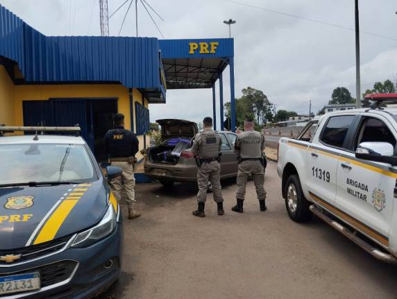 Dupla se escondeu na vegetação por cerca de 5 horas e transportava mais de 300 quilos de maconha