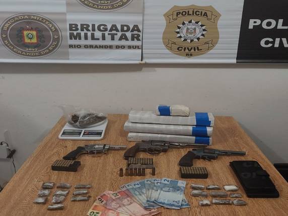 Em uma das residências foram apreendidos 3 revólveres, munições, aproximadamente 3 Kg de maconha, dinheiro e 1 balança de precisão.