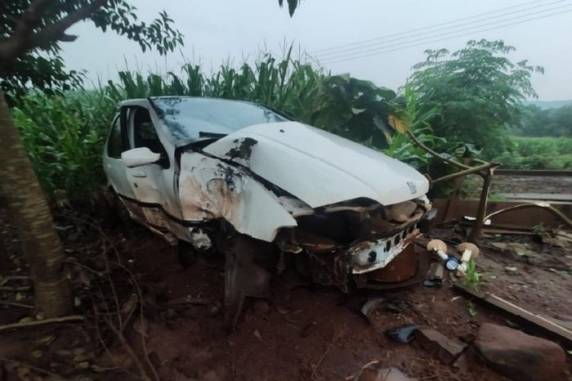 Corpo foi encontrado na estrada a cerca de 5 metros do veículo